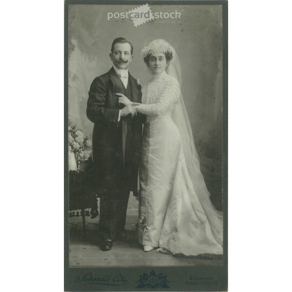 1910s. Elegant wedding photo. The persons in the picture are unknown. The photo was taken in Schmidt Ede’s photography studio in Budapest. Old photo, original cabinet photo / hardback photo. (2792678)