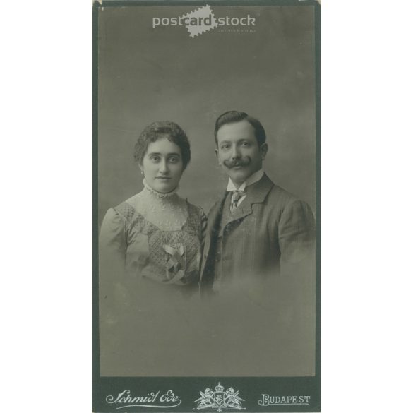 1910s. Studio photo of a married couple. The persons in the picture are unknown. The photo was taken in Schmidt Ede’s photography studio in Budapest. Old photo, original cabinet photo / hardback photo. (2792680)