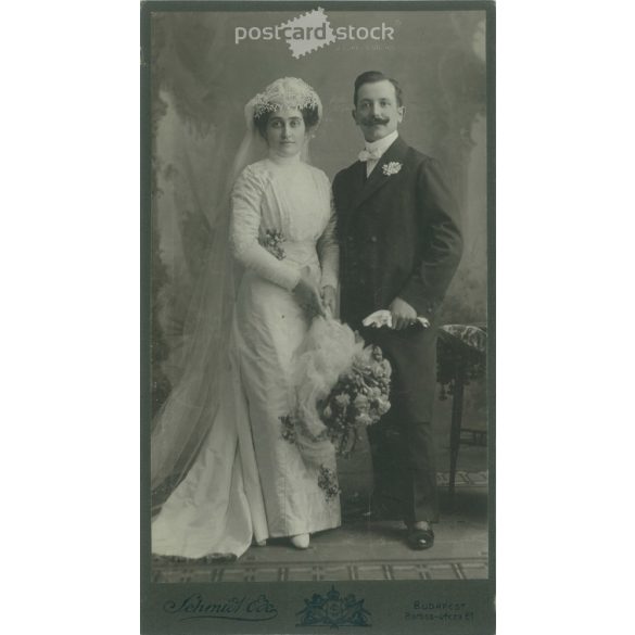 1910s. Elegant wedding photo. The persons in the picture are unknown. The photo was taken in Schmidt Ede’s photography studio in Budapest. Old photo, original cabinet photo / hardback photo. (2792682)