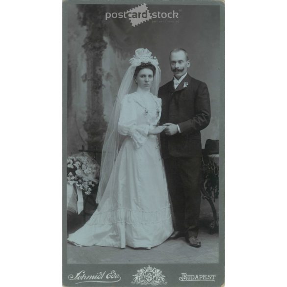 1910s. Elegant wedding photo. The persons in the picture are unknown. The photo was taken in Schmidt Ede’s photography studio in Budapest. Old photo, original cabinet photo / hardback photo. (2792683)