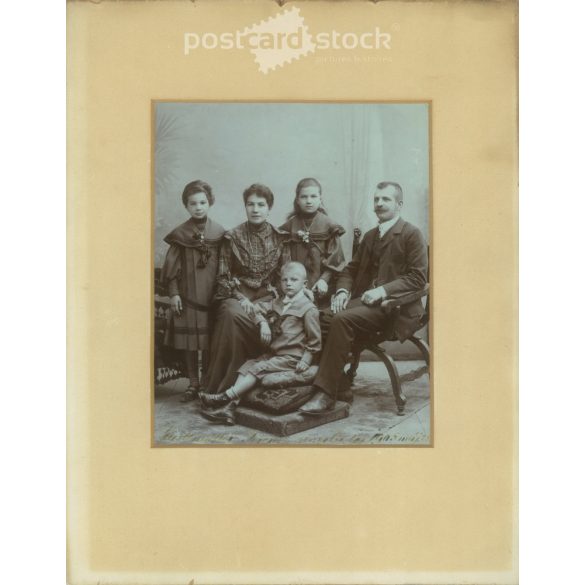 1905 – Elegant studio photo of Ferencz Hadtmüllet and his family. The creator of the image is unknown. Old photo, original cabinet photo / hardback photo. (2792689)