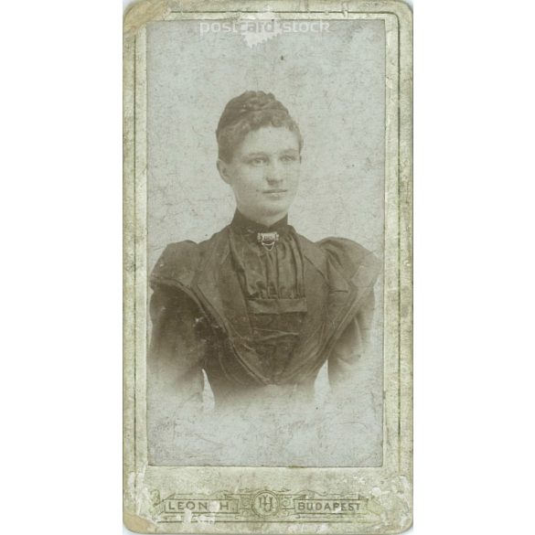 1910s. Studio photo of young woman. The person in the picture is unknown. The work of Leon H. photography studio. Budapest. Old photo, business card, CDV photo. (2792702)