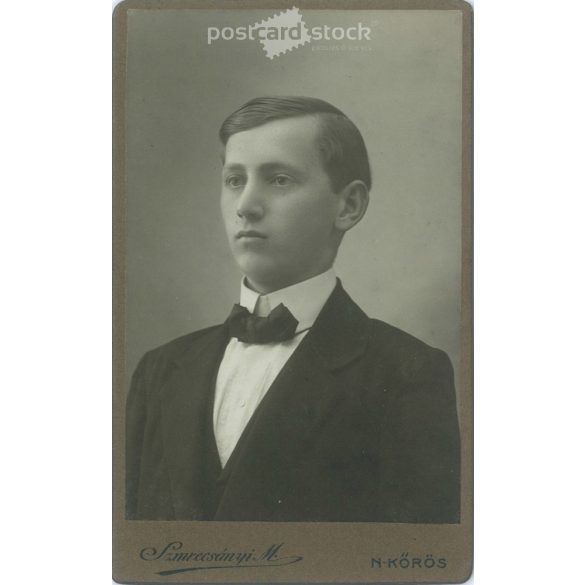 Early 1900s. Studio photo of a young man. The person in the picture is unknown. The work of Miklós Szmrecsányi’s photography studio. Nagykőrös. Old photo, business card, CDV photo. (2792708)