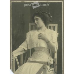   Circa 1910. Studio photo of an elegant young woman. Signaled. The person in the picture is unknown. The creator of the image is unknown. Old photo, original cabinet photo / hardback photo. (2792722)