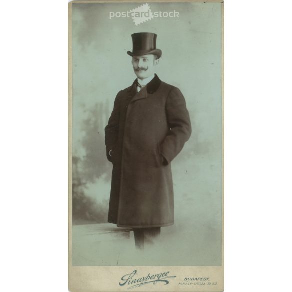 Early 1900s. Studio photo of an elegant man, full-figured. The work of Béla Sinayberger’s photography studio. Budapest. Old photo, original cabinet photo / hardback photo. (2792725)