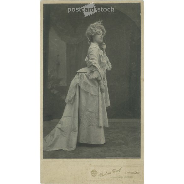 Early 1900s. Studio photo of an elegant woman, full-figured. The person in the picture is unknown. The work of the photography studio of József Pechán. Budapest. Old photo, original cabinet photo / hardback photo. (2792727)