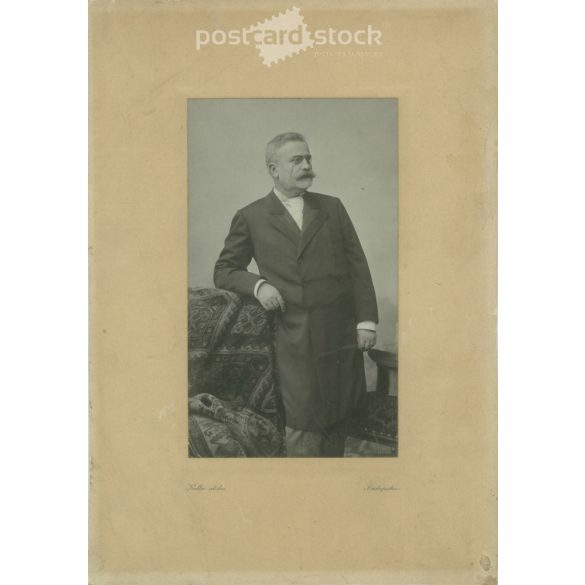 Late 1890s. Studio photo of an elegant gentleman. The person in the picture is unknown. The work of the photography studio of Károly Koller’s successors. Budapest. Old photo, original cabinet photo / hardback photo. (2792728)