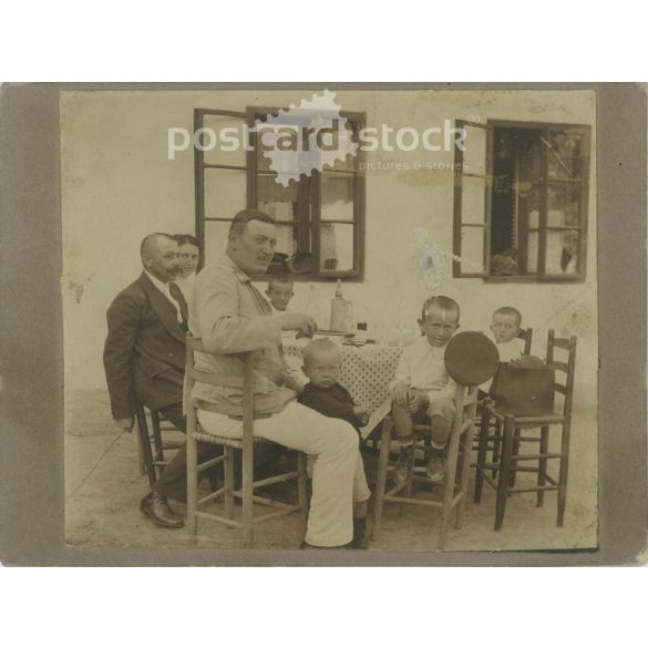 Circa 1900. In a family circle in front of the house. The identity of the people in the picture and the creator of the picture are unknown. Old photo, original cabinet photo / hardback photo. (2792729)