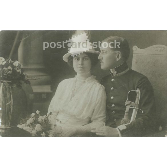 1915. Studio recording of a young couple. The persons in the picture are unknown. Produced by Károly Ellei photography studio. Úlpest. Gelatin silver. Original paper image. Old photo. Black and white photo sheet, old postcard. (27925740)