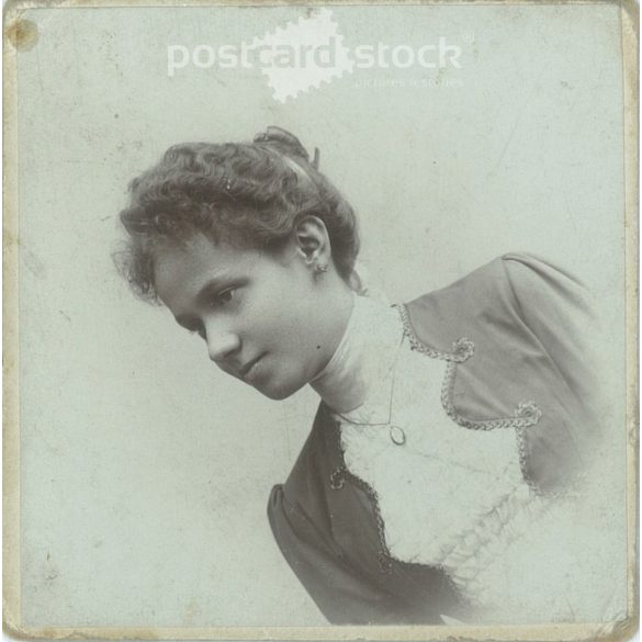 Late 1800s. Elegant woman, studio photo. The person in the picture is unknown. The work of Dunky Fivérek photography studio. Cluj. Old photo, original cabinet photo / hardback photo. (2792774)