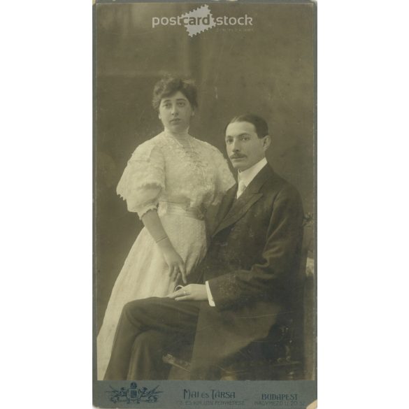 October 1908. Studio shot of a young couple. The identity of the people in the picture is unknown. The photo studio of Mai és Társa was created. Old photo, original cabinet photo / hardback photo. (2792783)